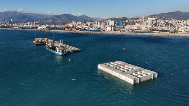 Italia da una lecci�n a Espa�a: crea un muro mar�timo con 70 megabloques de hormig�n para recibir barcos gigantes de 400 metros