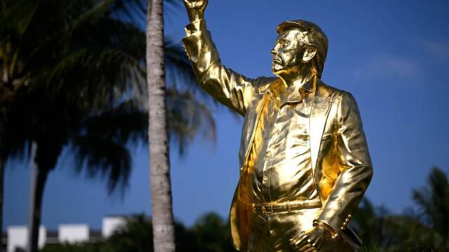 Eric Kripke, creador de 'The Boys', alucina con la estatua de Trump dorada de 4,5 metros por parecerse a una escena de Patriota