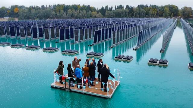 Alemania da una lecci�n a Espa�a: crea una planta de 2500 placas solares flotantes que produce energ�a cuando m�s se consume