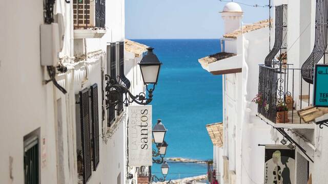 Parece Grecia, pero es Espa�a: fachadas blancas junto al mar, c�pulas azules y uno de los pueblos m�s bonitos del Mediterr�neo