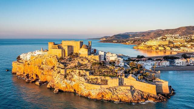 El municipio espa�ol fortificado, con castillo y casco antiguo mirando al mar: una escapada perfecta de fin de semana