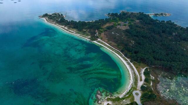 La isla perfecta para comer pulpo y perderse entre paisajes de ensue�o: con dunas, aguas turquesas y un gran parque natural