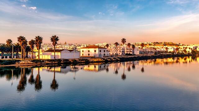 El pueblo para comer el mejor pescado frito y perderse a pie entre calles blancas: Conjunto Hist�rico junto al mar