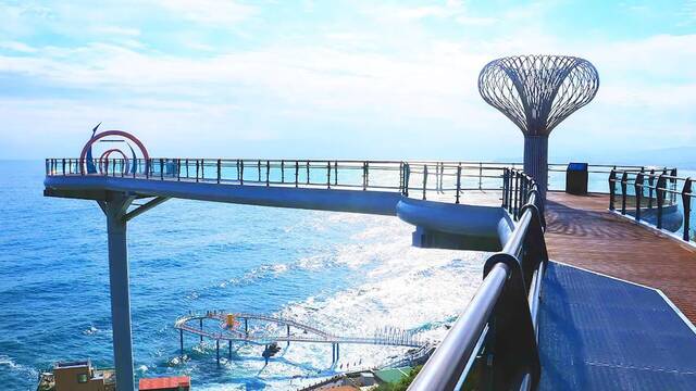 Corea del Sur da una lecci�n a Europa: construye una megapasarela de 108 metros imposible en la uni�n de un r�o y el mar