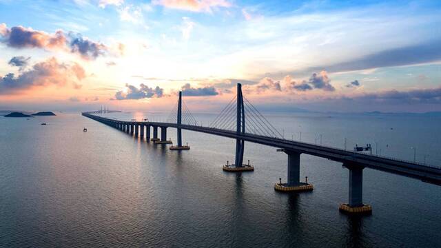 Hong Kong desaf�a las normas: el puente marino m�s grande del mundo mide 55 kil�metros y reduce 3 horas a 30 minutos de ruta