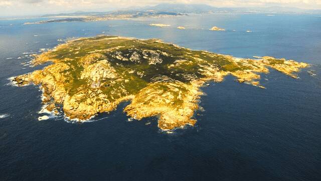 La isla espa�ola que solo pueden visitar 125 personas al d�a: naturaleza pura, un pueblo abandonado y mejillones excepcionales