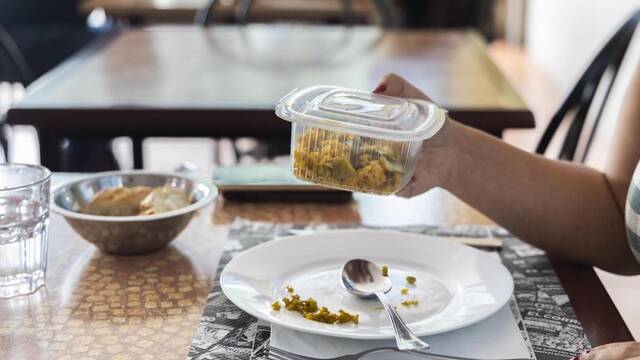 Ya es oficial: hasta 500.000 euros de multa a bares y restaurantes que no permitan llevarse la comida sobrante gratis