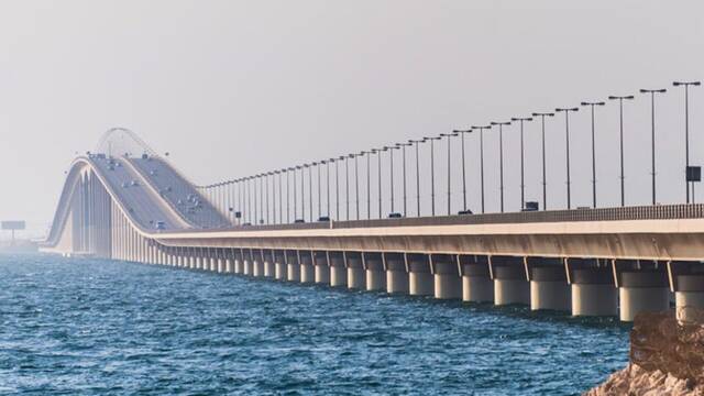 El megapuente de 1700 millones de euros sobre el mar que une dos naciones y desaf�a al oc�ano con islas artificiales