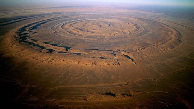 La NASA capta desde el espacio una extra�a estructura con forma de ojo de 50 kil�metros en el Sahara que parece artificial