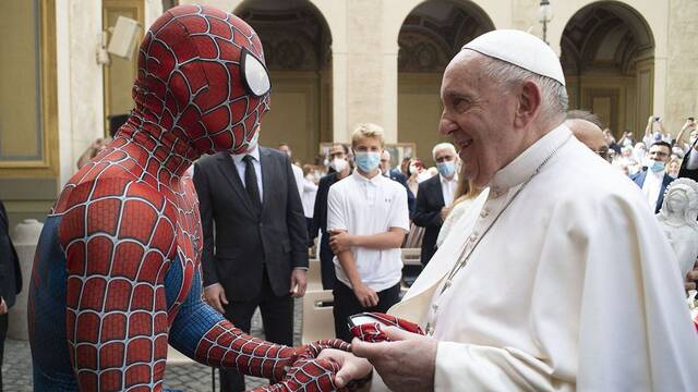 El Papa Francisco saluda y recibe a Spiderman en el Vaticano