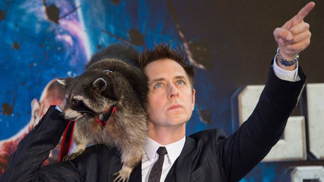 James Gunn presta su ayuda a una mujer que ha sido atacada por mapaches