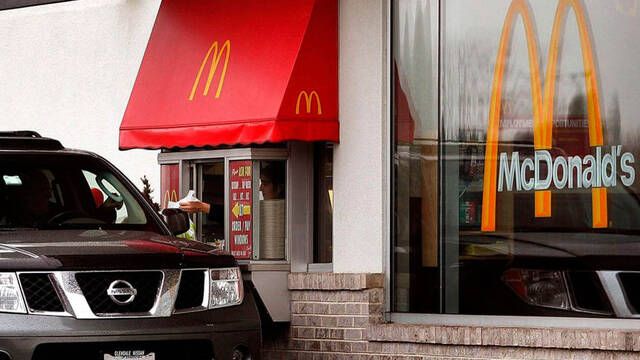 McDonald's suspende el autoservicio gestionado por IA y vuelve a colocar a humanos al frente