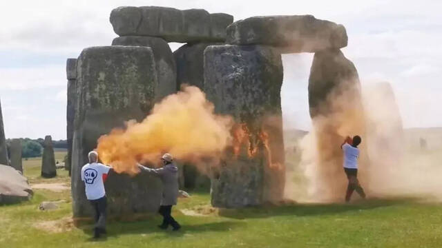 Un grupo de ecologistas lanza pintura contra los monumentos neolticos de Stonehenge y las redes arden en crticas