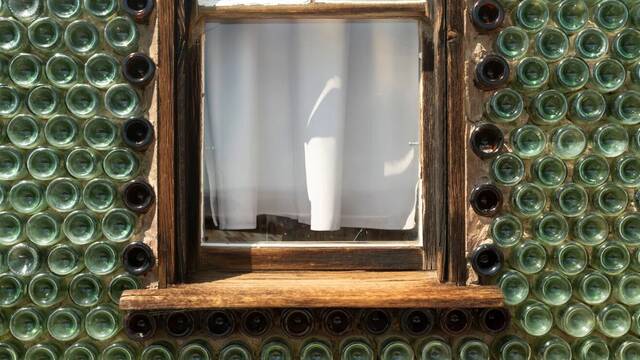 Una madre y su hija convierten 8.000 botellas de vidrio en una casa para denuncia la crisis de la vivienda (y su solucin)