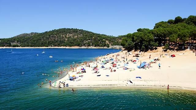 Madrid tiene 'playa' y est a tan solo 1 hora en coche: es de arena blanca y tiene bandera azul