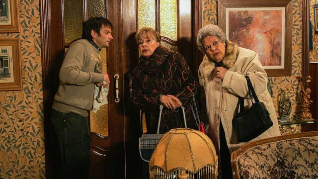 RTVE ficha a la guionista de 'Machos alfa' y crea su propia 'Aqu no hay quien viva' para arrasar en la televisin