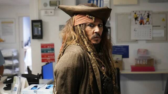 Johnny Depp conmueve al visitar a los pacientes del Hospital Nio Jess de Madrid como Jack Sparrow
