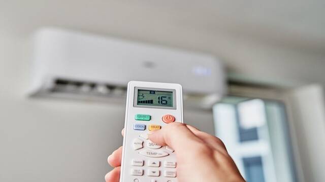 La OCU tajante con la costumbre ms tpica en Espaa con el aire acondicionado: 'Ests gastando mucha ms energa'
