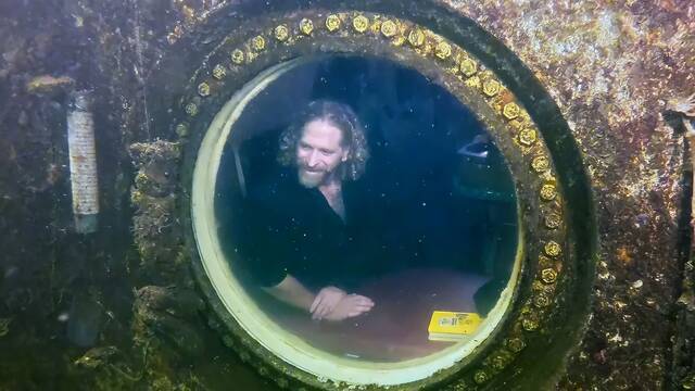 Bajo el agua y a oscuras: el 'Aquaman' de Florida que sobrevivi 100 das y lo que aprendi sobre la inmortalidad