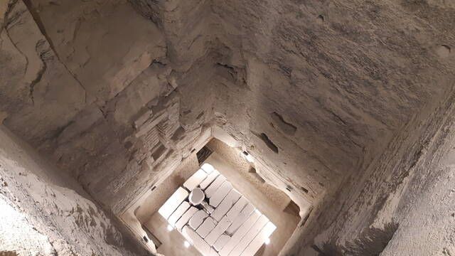 Arquelogos sorprendidos al hallar una gigantesca estructura bajo una pirmide de Giza, enfrentan a un egiptlogo que duda