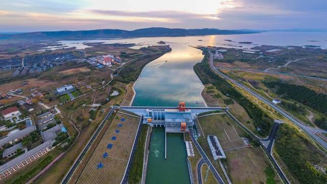 China desaf�a las normas: planea una 'autopista de agua' de 220 kil�metros contra la desertificaci�n extrema