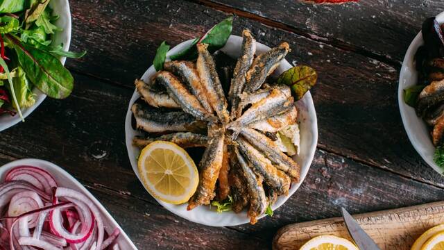 Los chefs andaluces coinciden: 'El pescado frito no se hace con pan rallado ni huevo, ponle 50 g de harina de trigo'