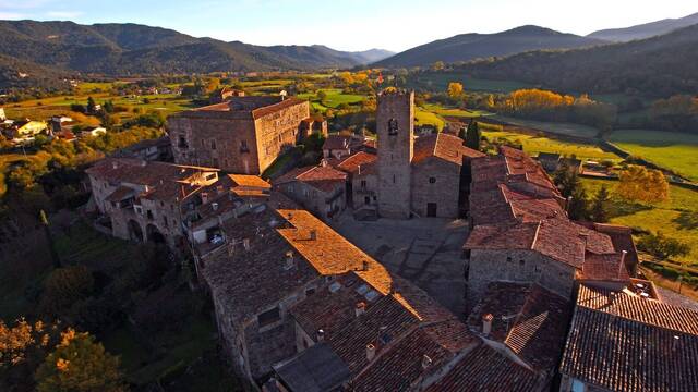 El pueblo medieval perfecto para visitar en verano: Conjunto Hist�rico rodeado de volcanes dentro de un parque natural protegido