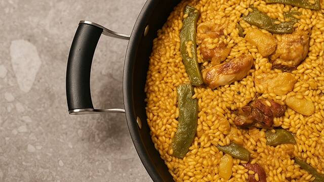 Los chefs espa�oles coinciden: 'La aut�ntica paella no mejora con m�s azafr�n, sino con un ligero toque de aceite caliente'