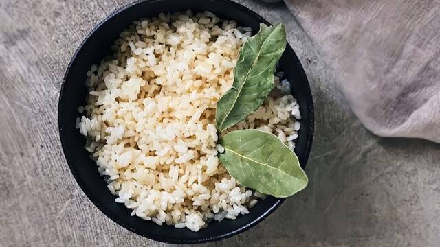 Los mejores chefs espa�oles coinciden: 'El arroz blanco no se cuece en agua, el truco est� en 3 ajos, 2 hojas de laurel y caldo'