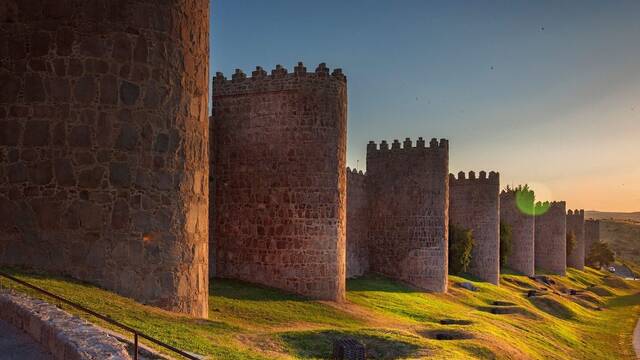 El municipio perfecto para pasear a pie por su muralla medieval: 87 torreones, 9 portones y Patrimonio Mundial