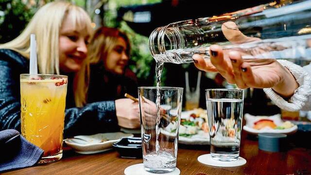 Italia endurece las normas: los restaurantes italianos pueden rechazar servir agua del grifo aunque el cliente quiera pagarla