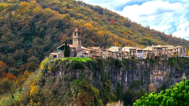 El pueblo medieval perfecto para una escapada: balcones suspendidos, un gran puente de piedra y un abismo esculpido por el agua