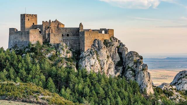 El castillo rom�nico mejor conservado de Europa: una fortaleza del siglo XI sobre roca milenaria a m�s de 1000 metros de altura