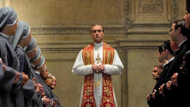 Hoy en HBO Max la serie sobre el Papa que arras� con Jude Law y que coincide con la visita del Papa Le�n XIV a Espa�a