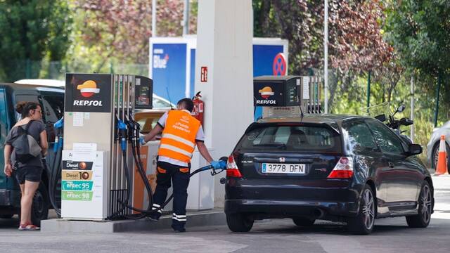 Ya es oficial: si tienes un coche di�sel, llenar el dep�sito ser� m�s caro que usar gasolina de forma permanente
