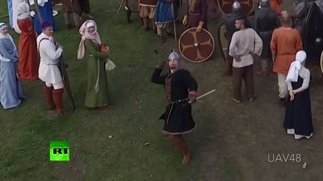 Un caballero medieval destruye un dron, con una lanza, en Rusia