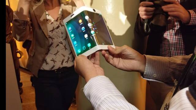 Lenovo Folio, la tablet que se dobla para convertirse en un telfono mvil