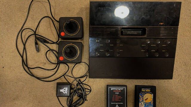 Compra por 30$ una rarsima Atari 2700 y la vende por 3000