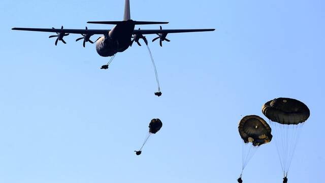Un soldado británico sobrevive a una caída de 4500 metros por un fallo del paracaídas