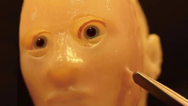 Cientficos japoneses crean una piel artificial 'viva' para que los robots puedan sonrer y el resultado es escalofriante