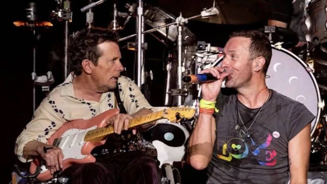Michael J. Fox aparece por sorpresa en Glastonbury tocando la guitarra con Coldplay y emociona al pblico