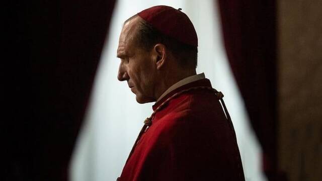 El villano de Harry Potter se convierte en cardenal en este thriller religioso: As luce Ralph Fiennes en 'Cnclave'
