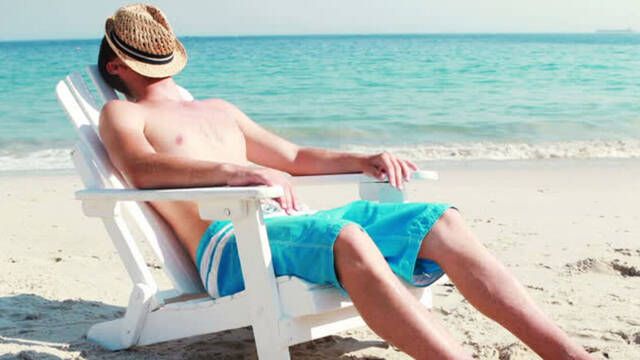 Cuidado con quedarte dormido en la playa porque puedes despertar con una cuantiosa multa