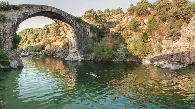 Fortalezas medievales, calles con riachuelos y piscinas naturales con cascada: este pueblo espaol parece sacado de un cuento