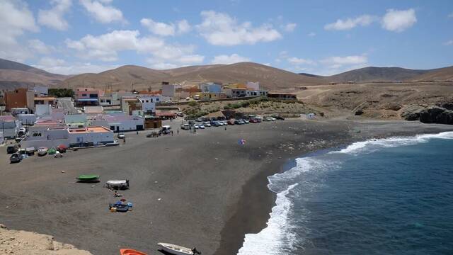 Alarma y preocupacin en Canarias por el avistamiento de un tiburn cerca de una playa: 'Est buscando rayas para comer'