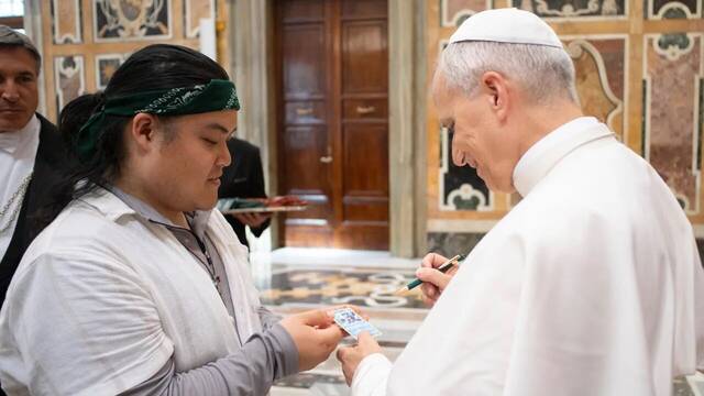 El Papa Len XIV firma una carta de Pokmon de un fan y ahora vale una fortuna (aunque no est en venta)