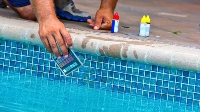 Ba�arse en la piscina es peligroso para la salud y los expertos advierten: 'Cada persona a�ade c�lulas muertas y otros fluidos'