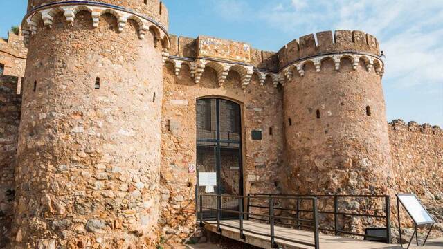 Con 300 torres, resisti� al Cid, a Napole�n y a las guerras carlistas: as� es el castillo medieval m�s grande del Mediterr�neo