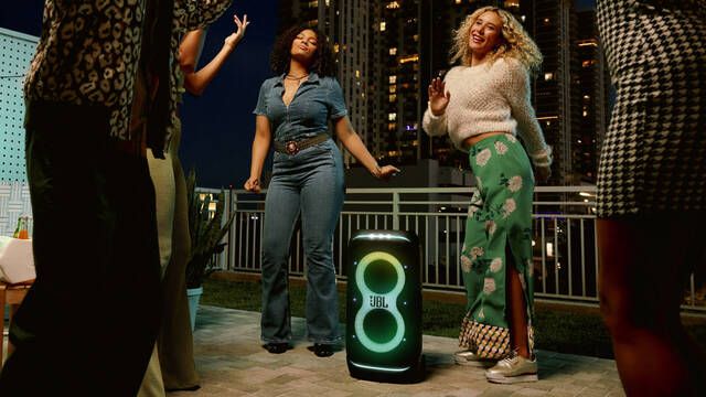 Cuidado con este JBL: est convirtiendo terrazas espaolas en discotecas picas que podran acabar como 'Resacn en las Vegas'