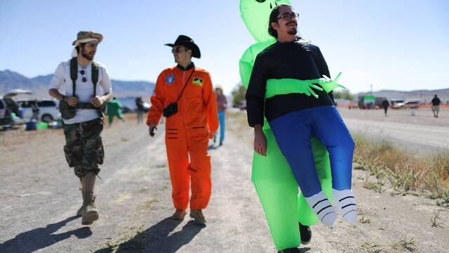 Correr como Naruto, memes y extraterrestres: el delirio del asalto viral al rea 51 se convierte en documental en Netflix